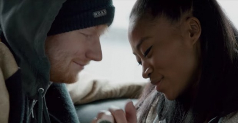 Shape of you клип. Девушка из клипа эда ширана shape of you. ed sheeran shape of you official music video. shape of you sheed клип.
